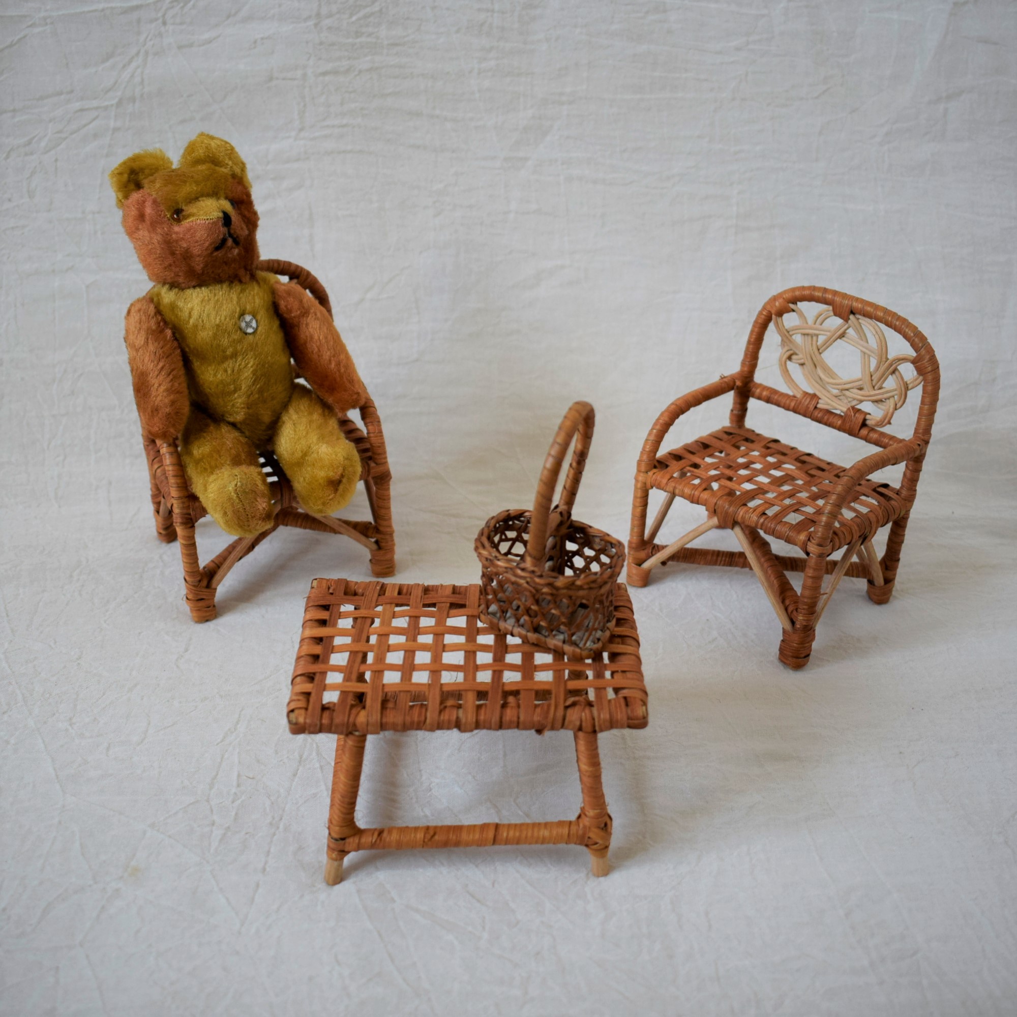 お人形用の家具 / ミニチュア家具 / テーブルと椅子の３点セット | florantik