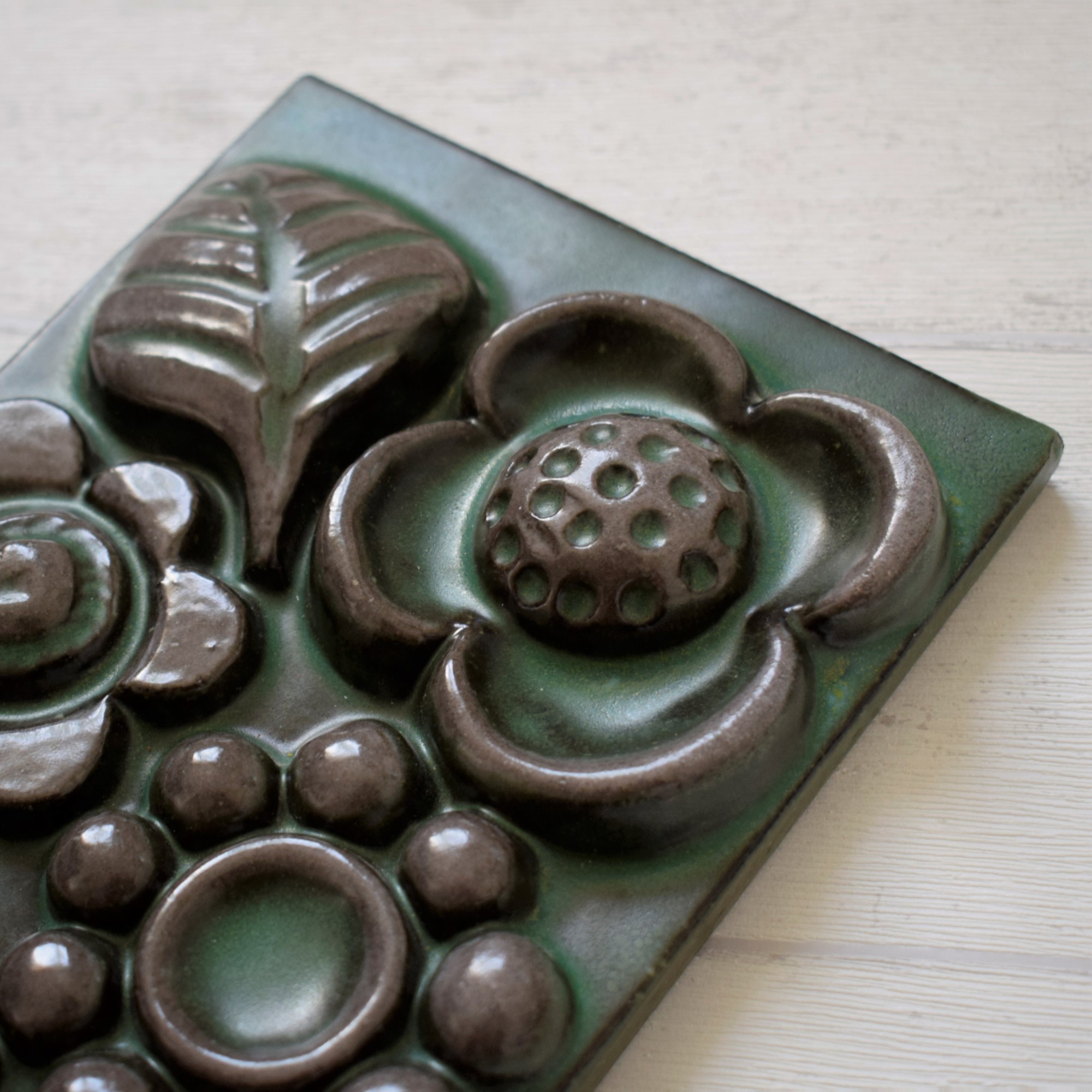 緑の陶板 / ボタニカル柄 / Brit Ternell・ベリットターナー / Upsala 