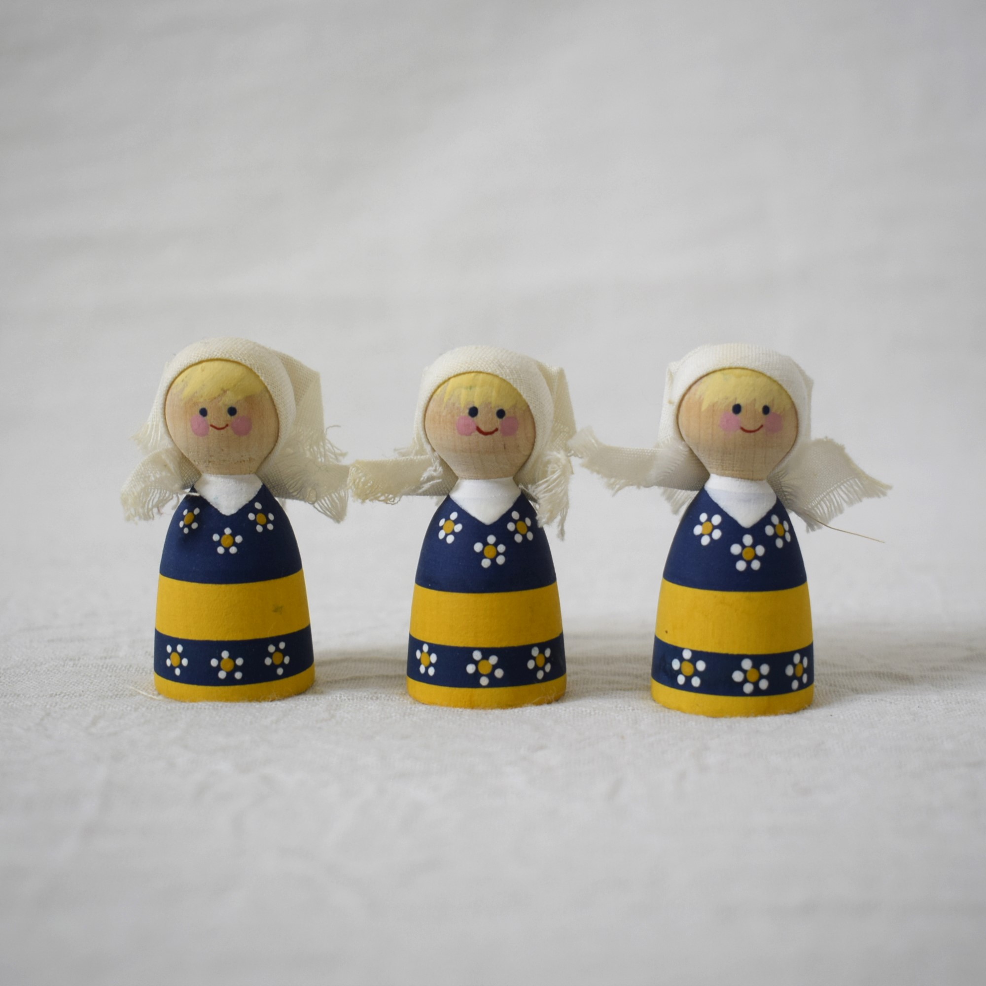 木製人形・ドール / 民族衣装・スウェーデンリング / 女の子３人