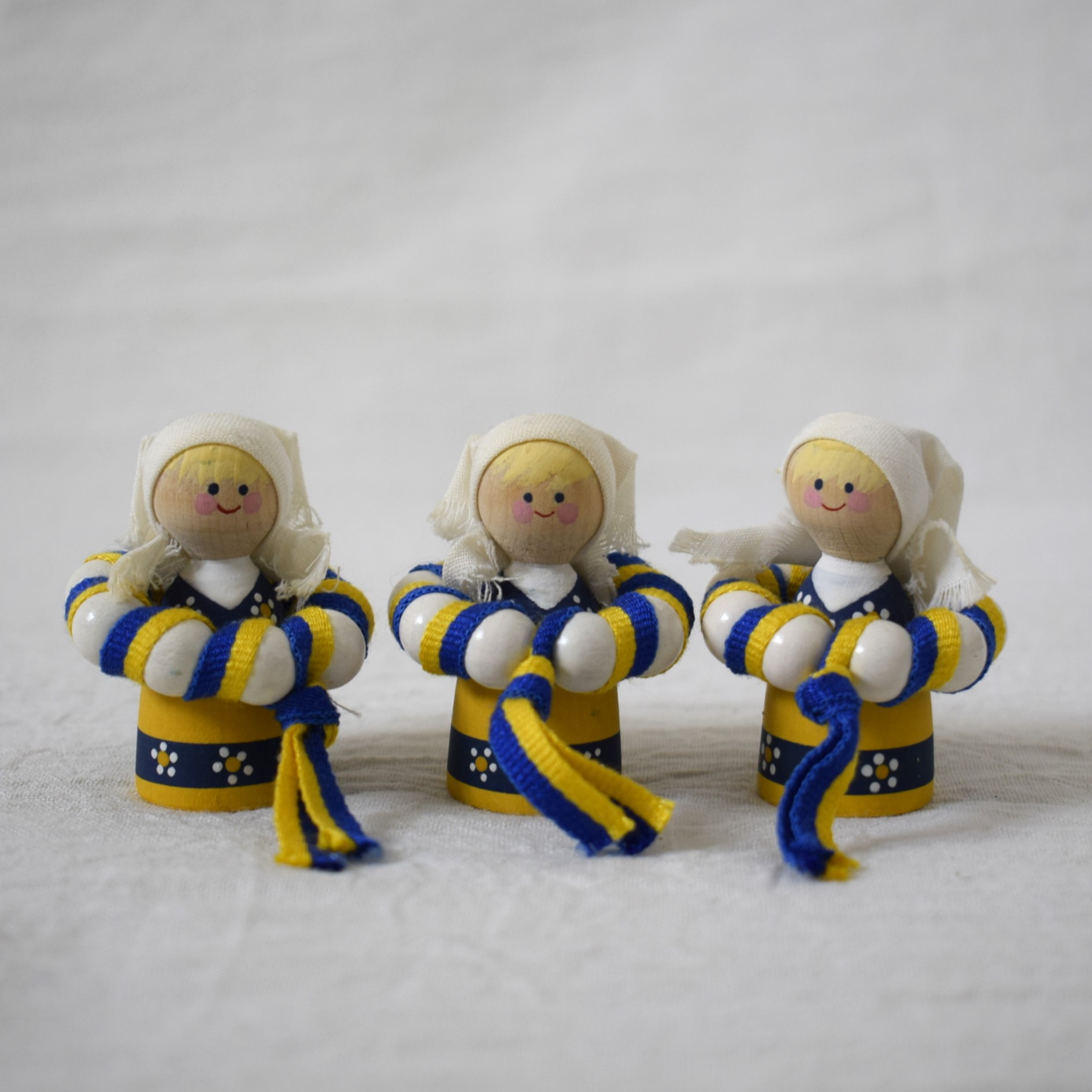 木製人形・ドール / 民族衣装・スウェーデンリング / 女の子３人