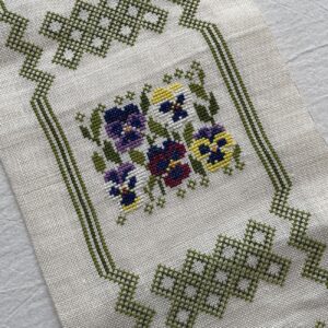 ビオラのテーブルセンター / 刺繍絵・スウェーデン