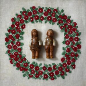 花冠・赤いお花の刺繍 / 北欧テキスタイル・スウェーデン