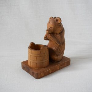 木彫りのくま・桶を見つめる熊 / バガロツカエ・民芸品