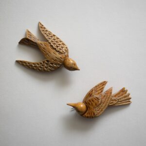 木彫りのブローチ ・二羽の鳥 / スウェーデン