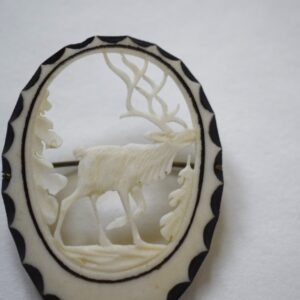トナカイのブローチ・角細工 / 縦長オーバル・スウェーデン