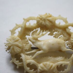 トナカイのブローチ・角細工 / オーバル装飾・スウェーデン