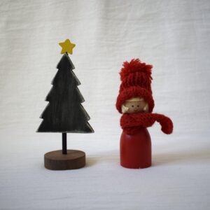 赤い帽子の女の子・編み物 / 木製人形・スウェーデン