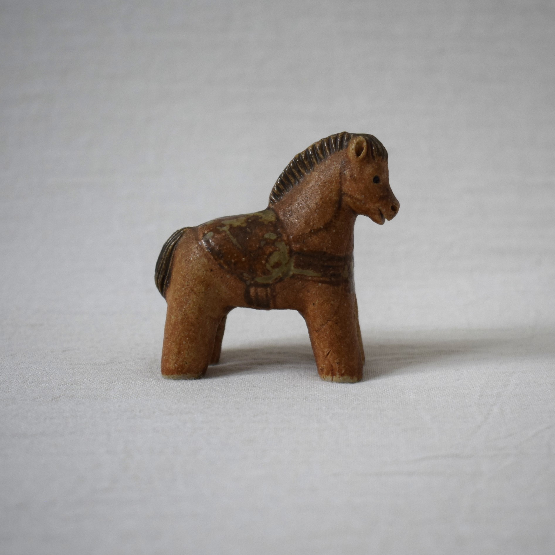 馬の置物・鞍あり大きめ / Rutebo・ルーテボ - 画像 (4)