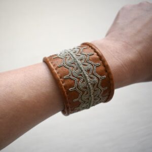 サーミブレスレット / ピューター刺繍・幅広 / サーミ族の伝統工芸品