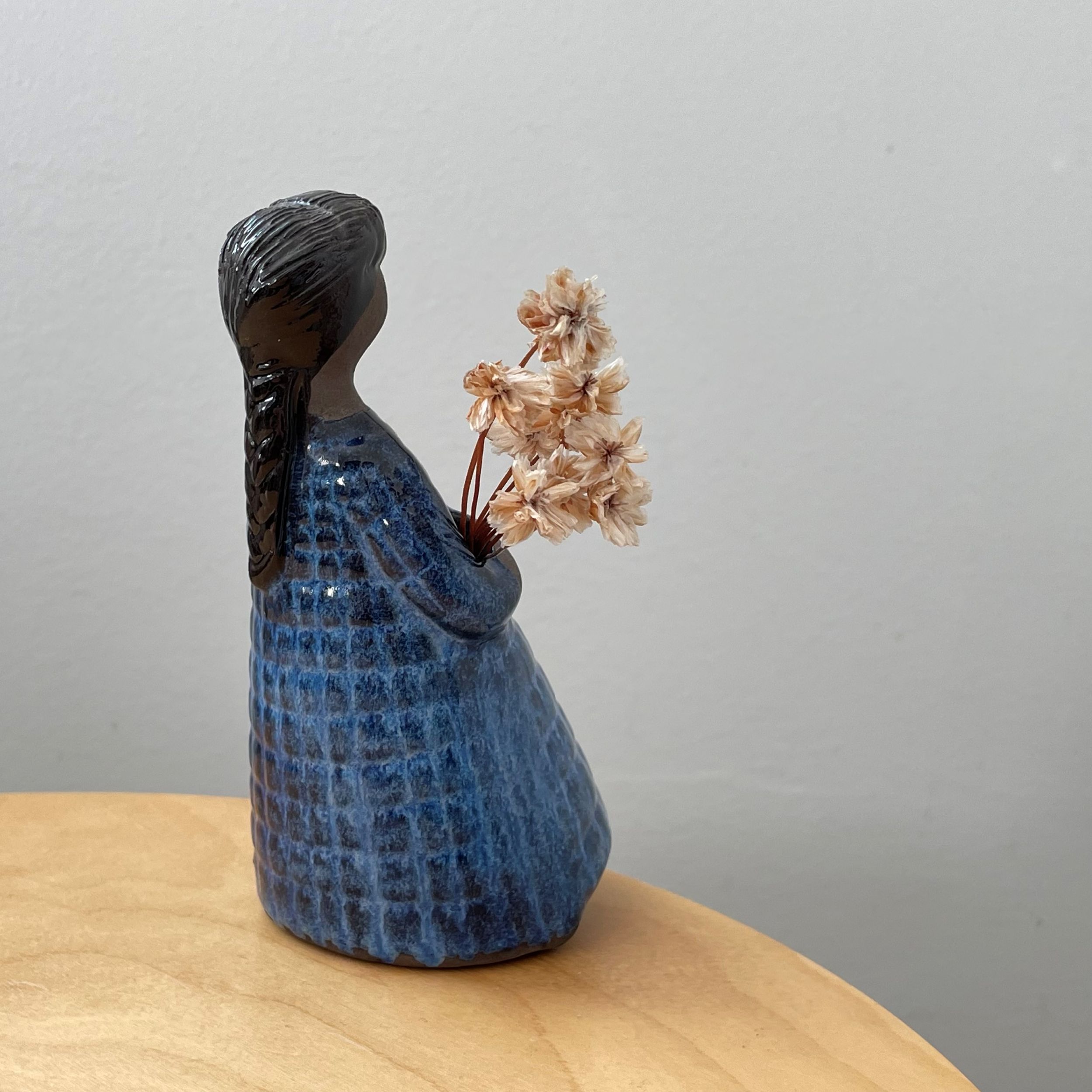 青いドレスの女性・フラワーガール / Jie Gantofta・ジィガントフタ