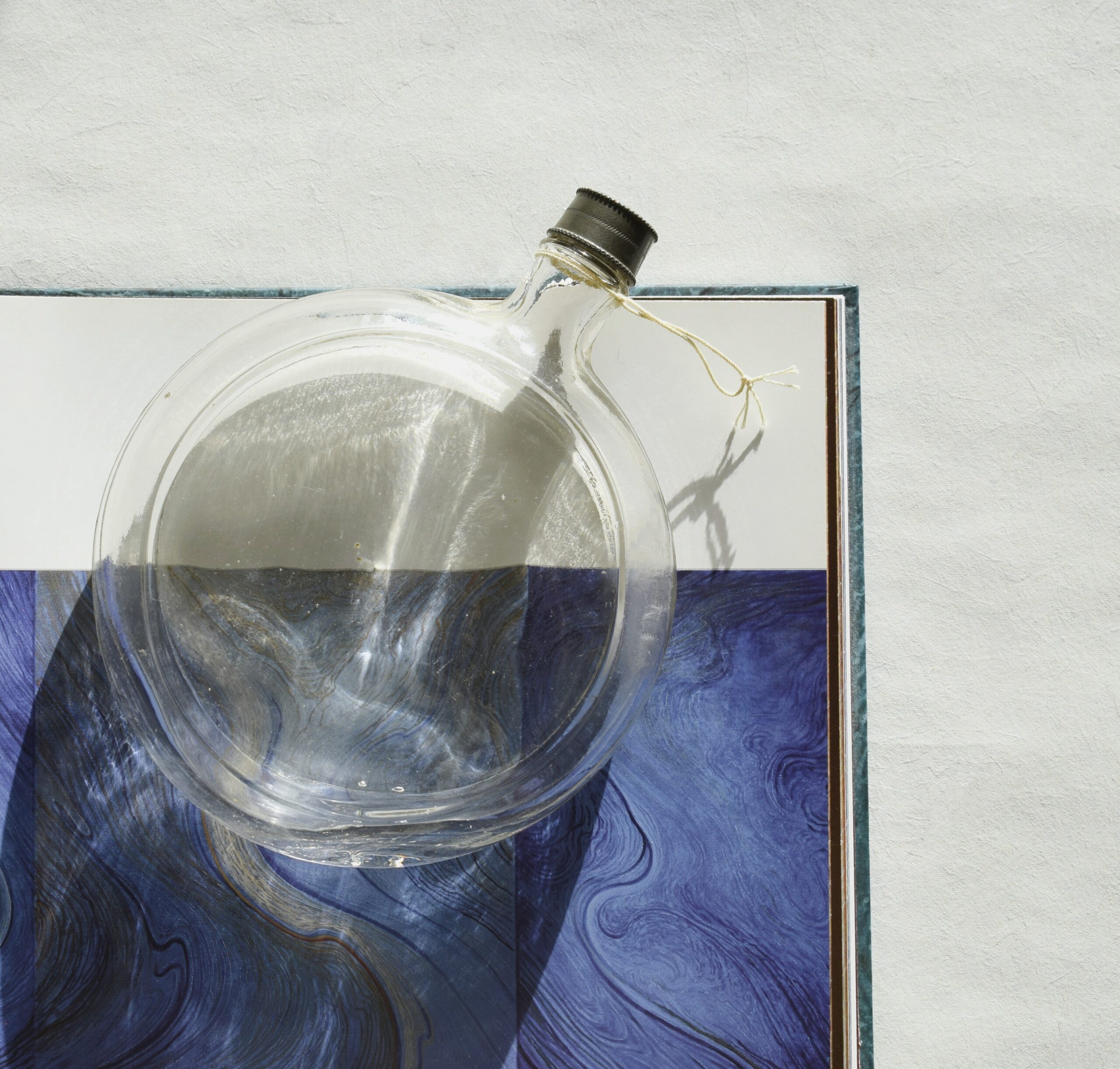 丸くて平たいガラスボトル / アンティークガラス・Unknown