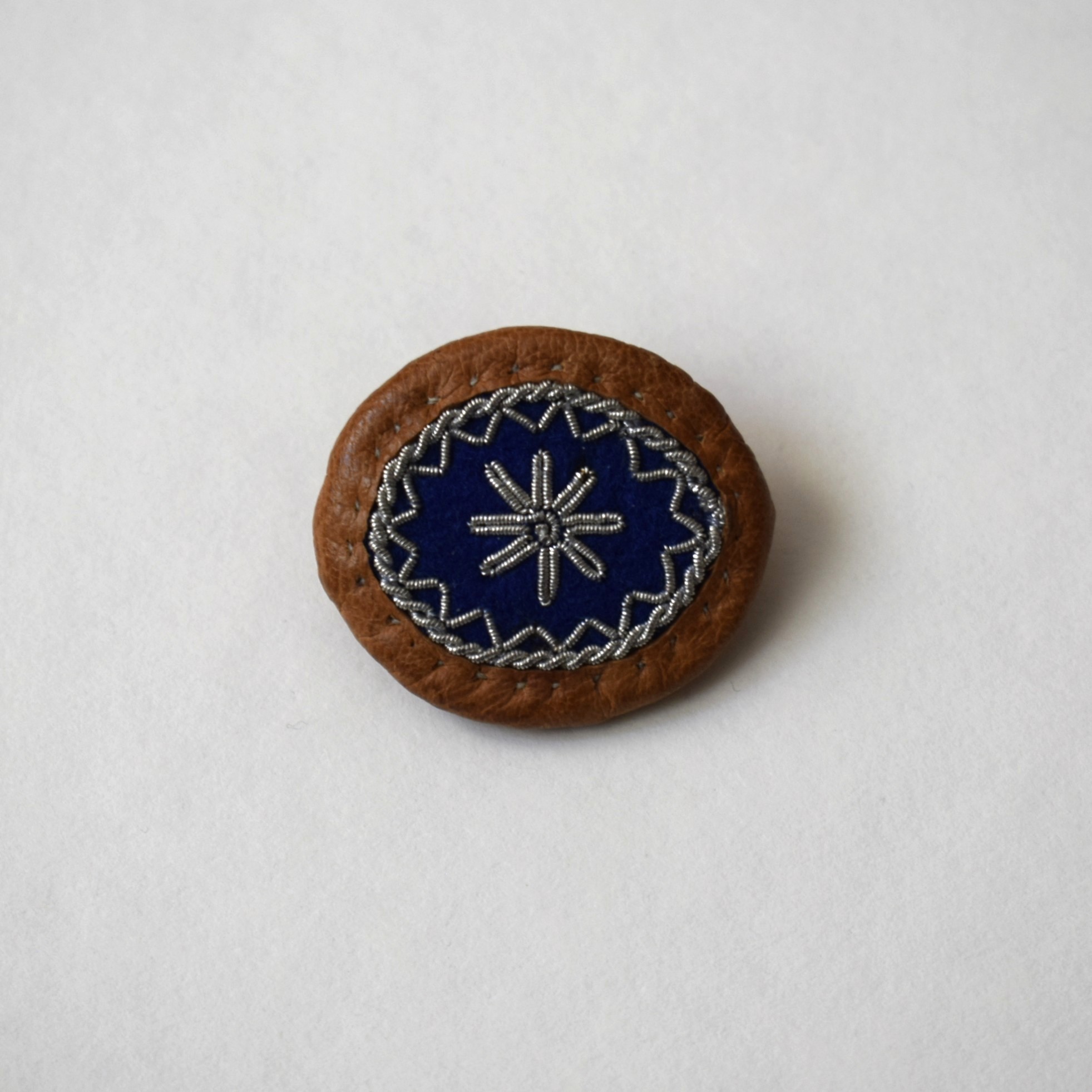 青いブローチ・ピューター刺繍 / サーミ族の伝統工芸品 - 画像 (2)