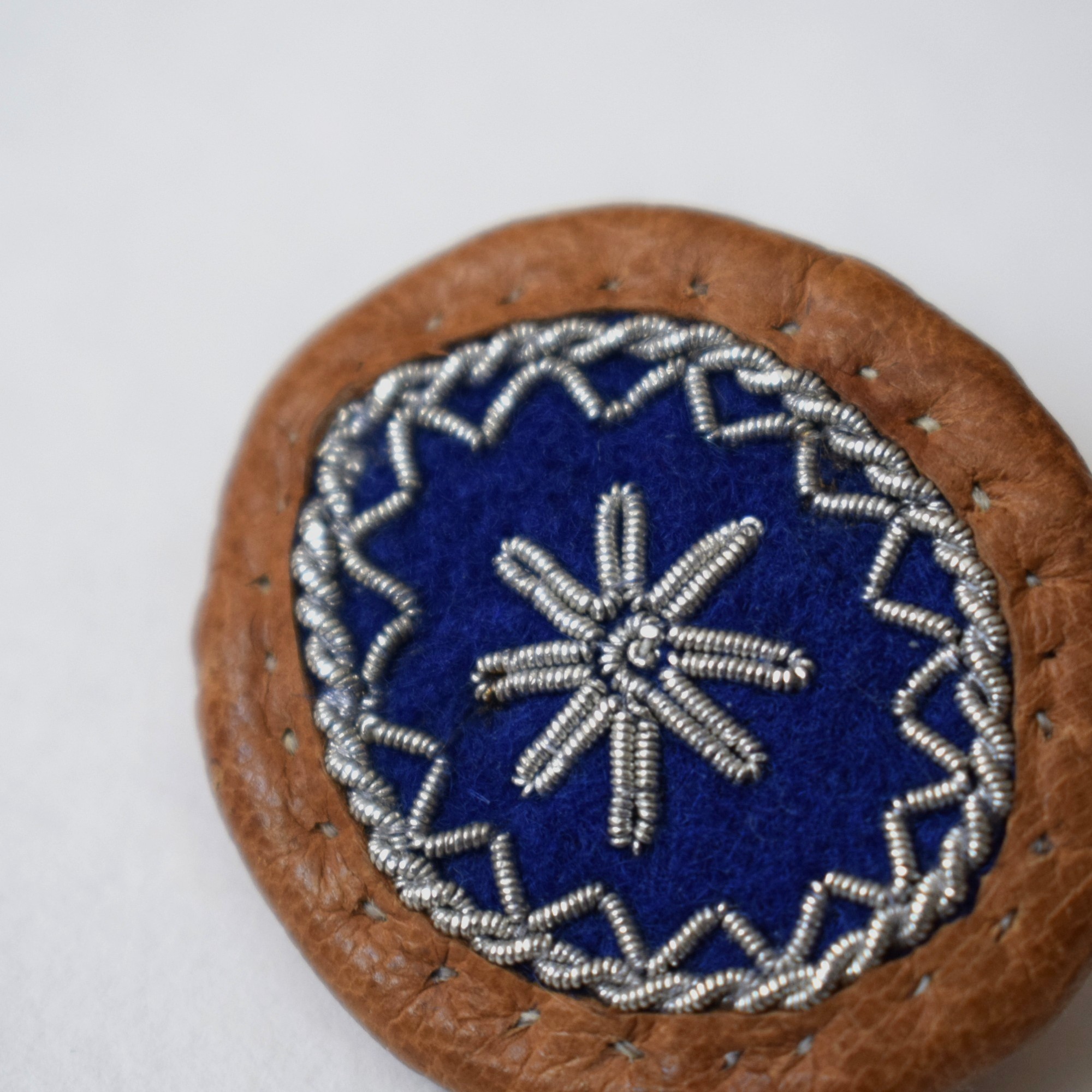 青いブローチ・ピューター刺繍 / サーミ族の伝統工芸品 - 画像 (3)