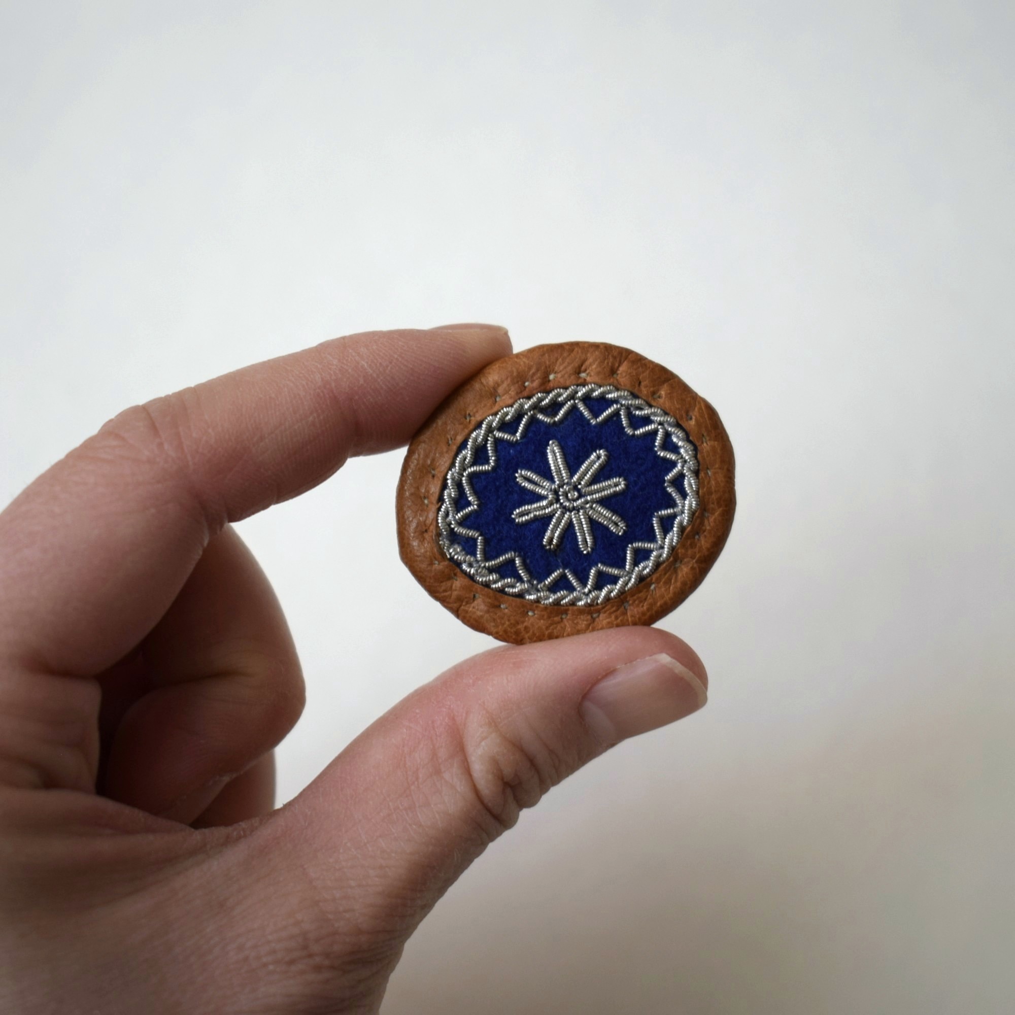青いブローチ・ピューター刺繍 / サーミ族の伝統工芸品