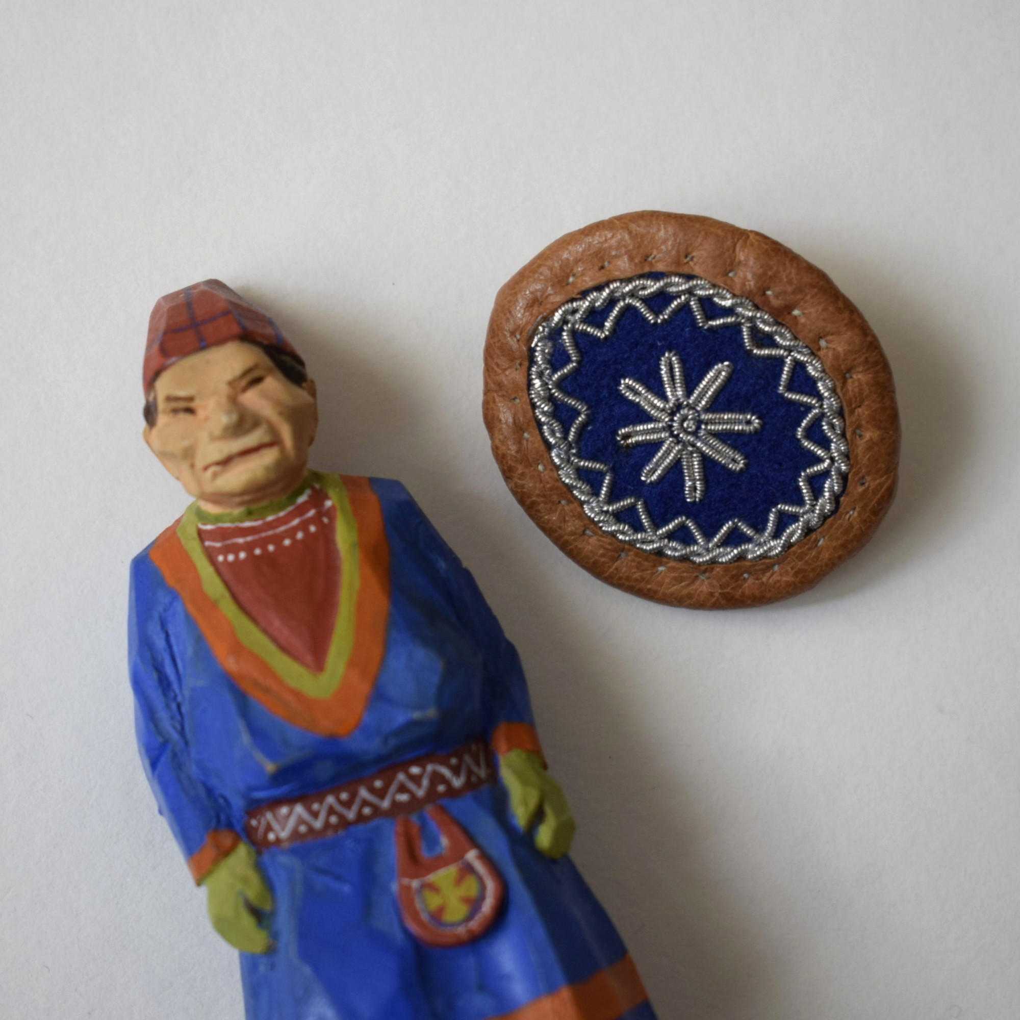 青いブローチ・ピューター刺繍 / サーミ族の伝統工芸品 - 画像 (8)