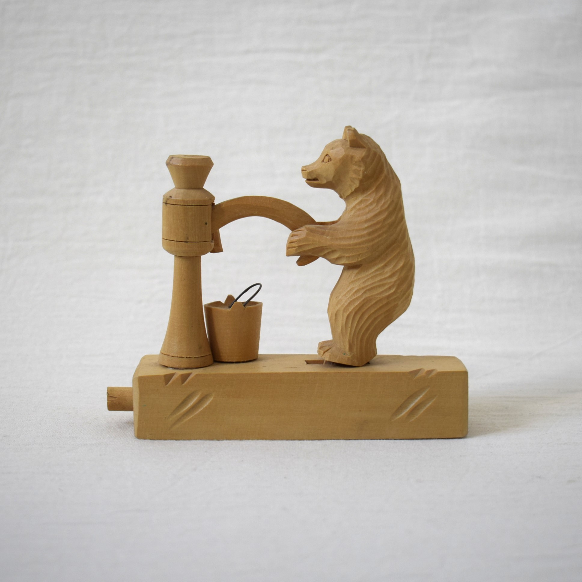 水をくみ上げる木彫りのくま / バガロツカエ・ロシア民芸