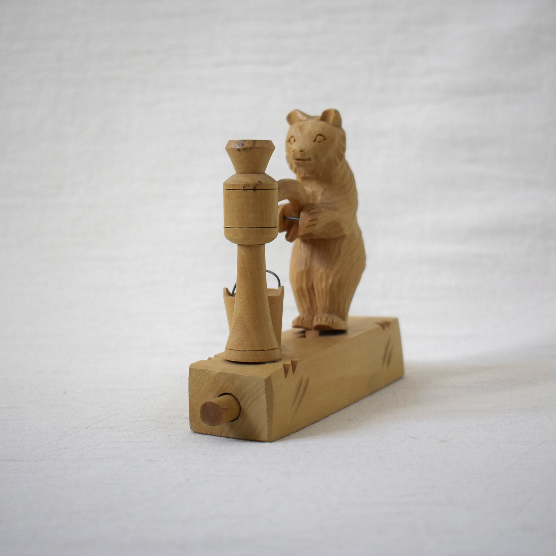 水をくみ上げる木彫りのくま / バガロツカエ・ロシア民芸 - 画像 (2)