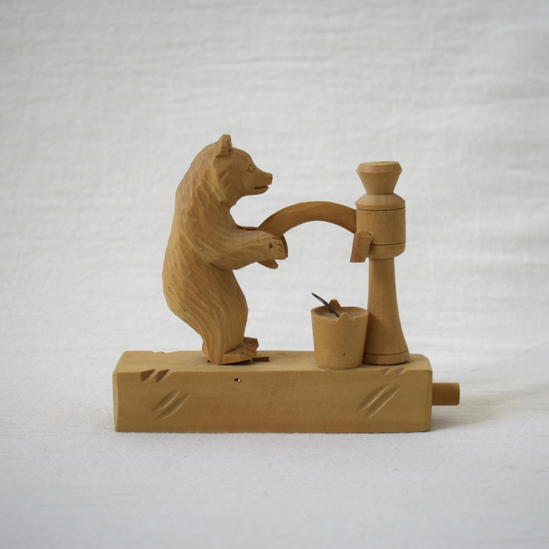 水をくみ上げる木彫りのくま / バガロツカエ・ロシア民芸 - 画像 (3)