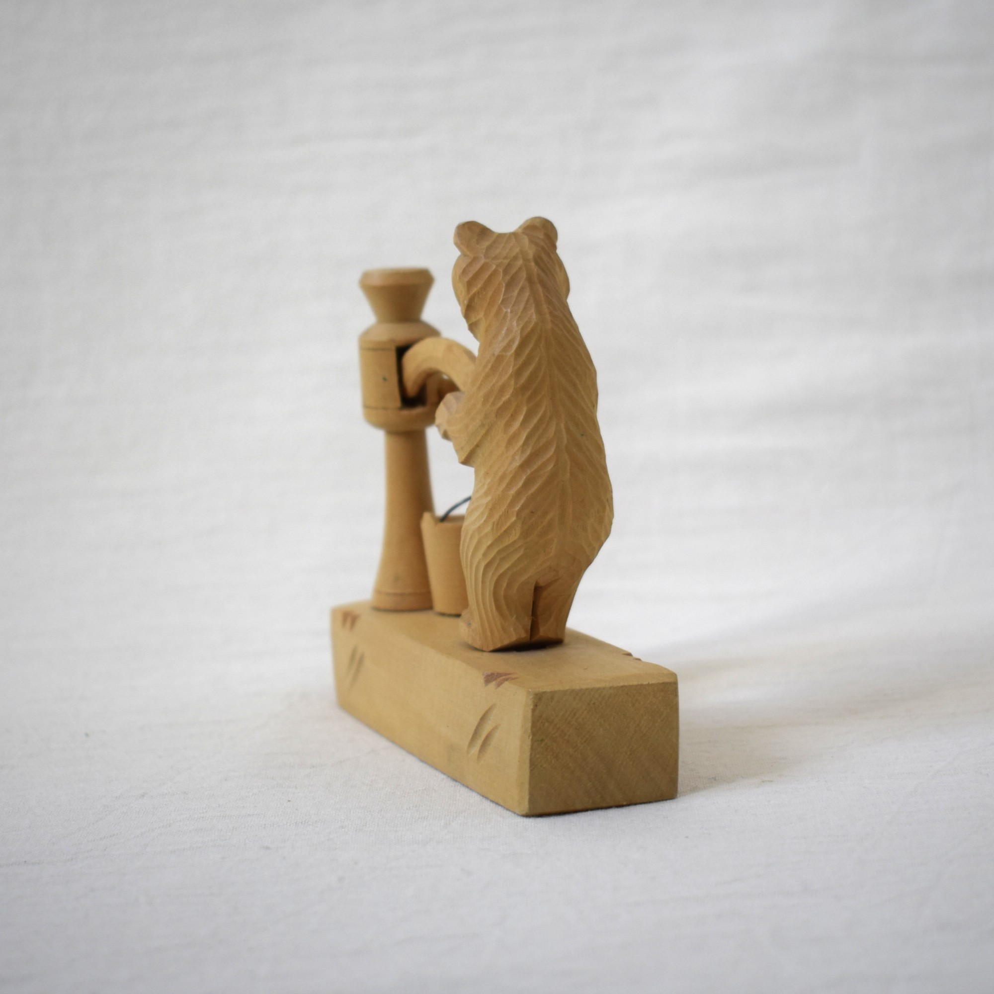 水をくみ上げる木彫りのくま / バガロツカエ・ロシア民芸 - 画像 (4)