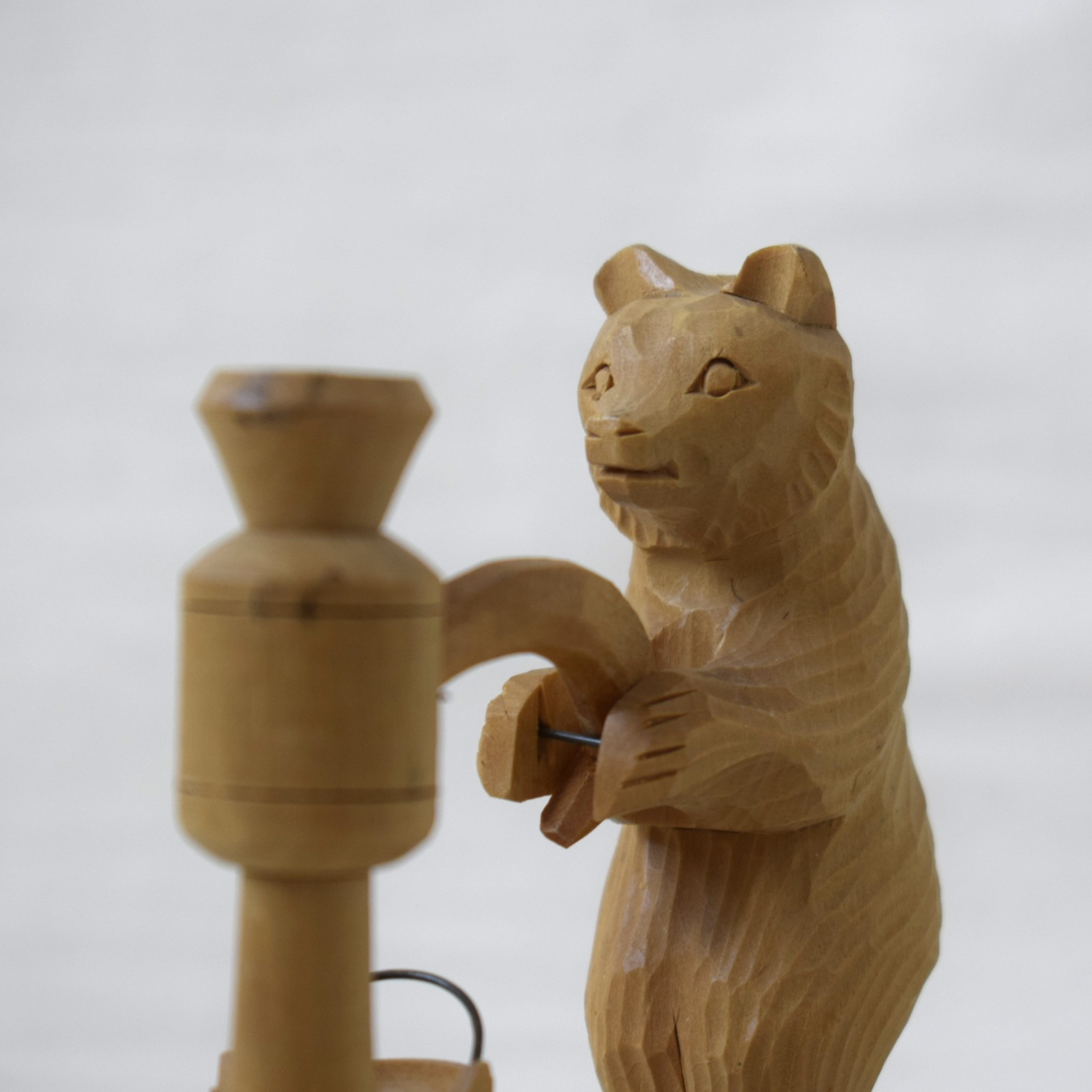 水をくみ上げる木彫りのくま / バガロツカエ・ロシア民芸 - 画像 (5)