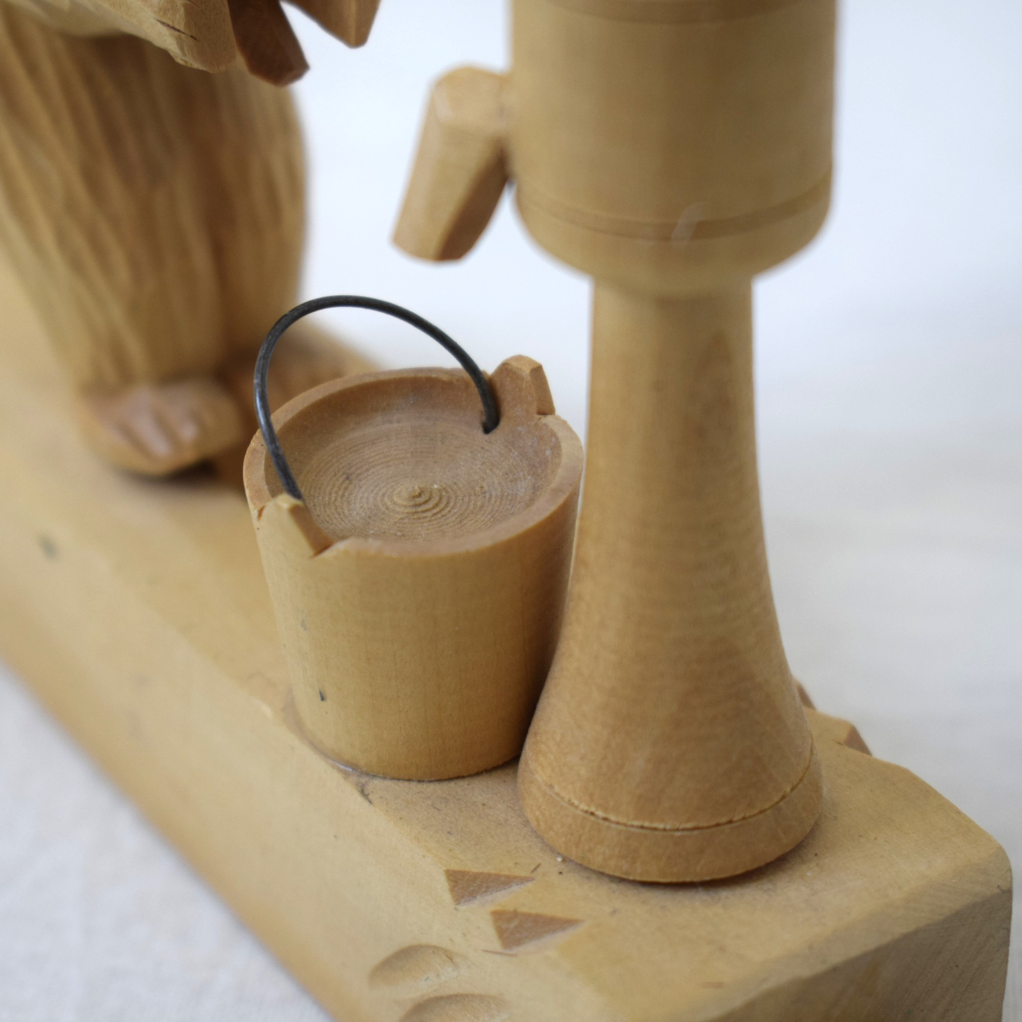 水をくみ上げる木彫りのくま / バガロツカエ・ロシア民芸 - 画像 (7)