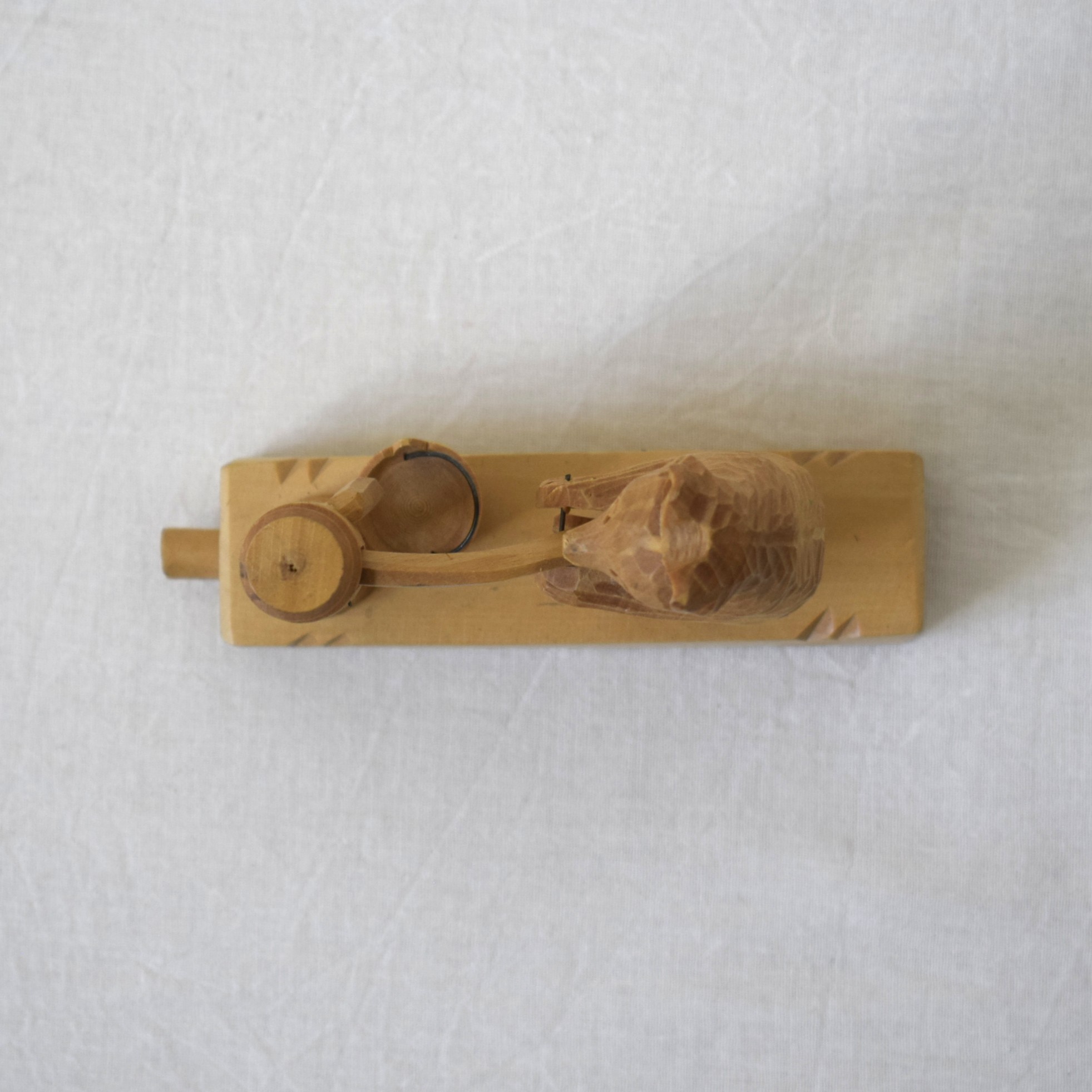 水をくみ上げる木彫りのくま / バガロツカエ・ロシア民芸 - 画像 (10)