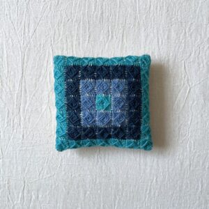 小さなクッション・手刺繍 / 北欧テキスタイル・Made in Sweden