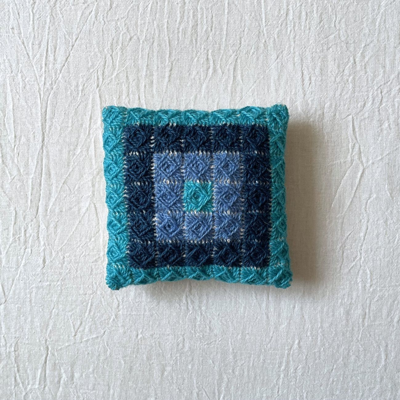 小さなクッション・手刺繍 / 北欧テキスタイル・Made in Sweden