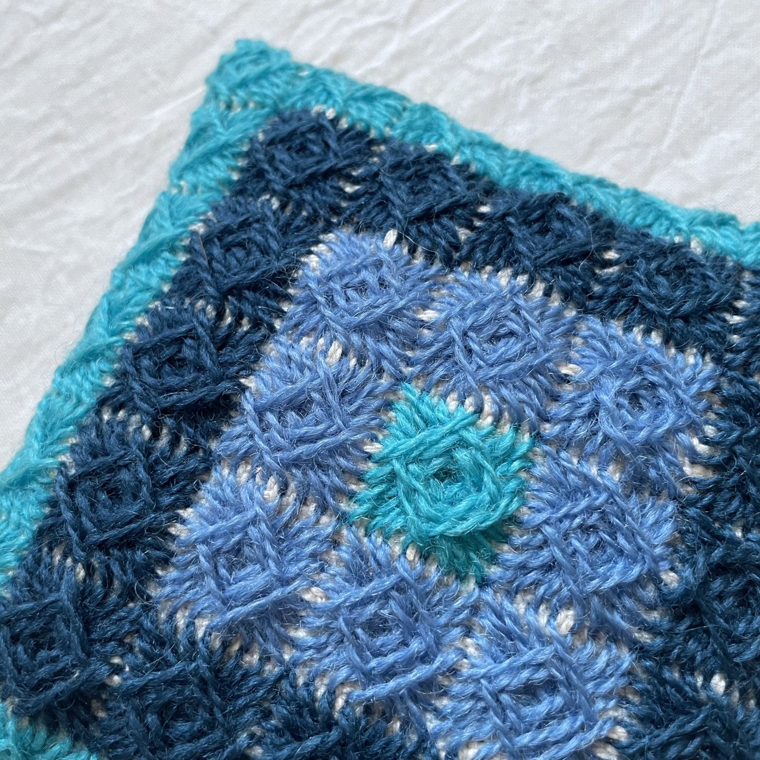 小さなクッション・手刺繍 / 北欧テキスタイル・Made in Sweden - 画像 (2)