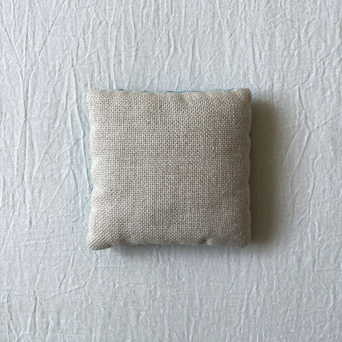 小さなクッション・手刺繍 / 北欧テキスタイル・Made in Sweden - 画像 (3)