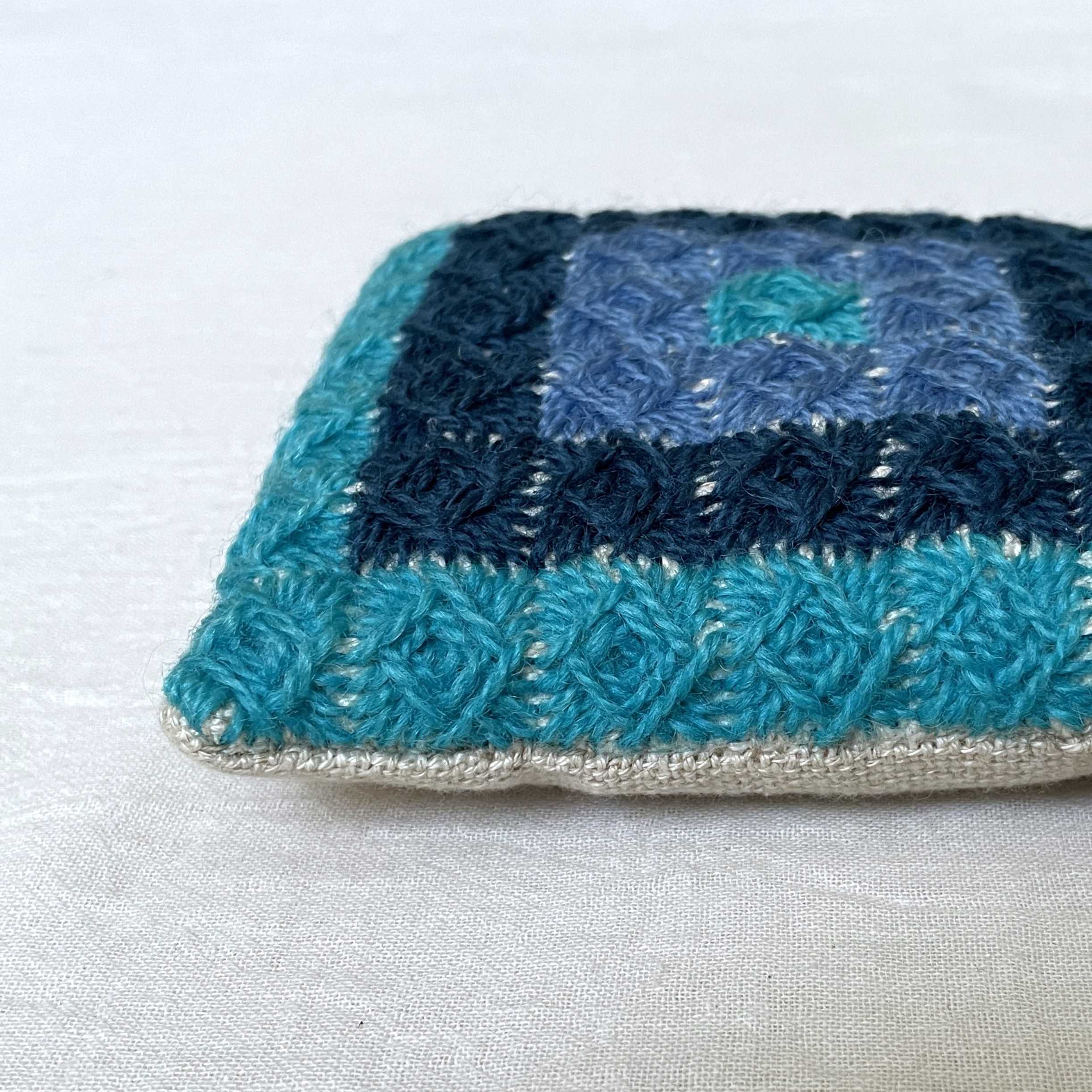 小さなクッション・手刺繍 / 北欧テキスタイル・Made in Sweden - 画像 (4)