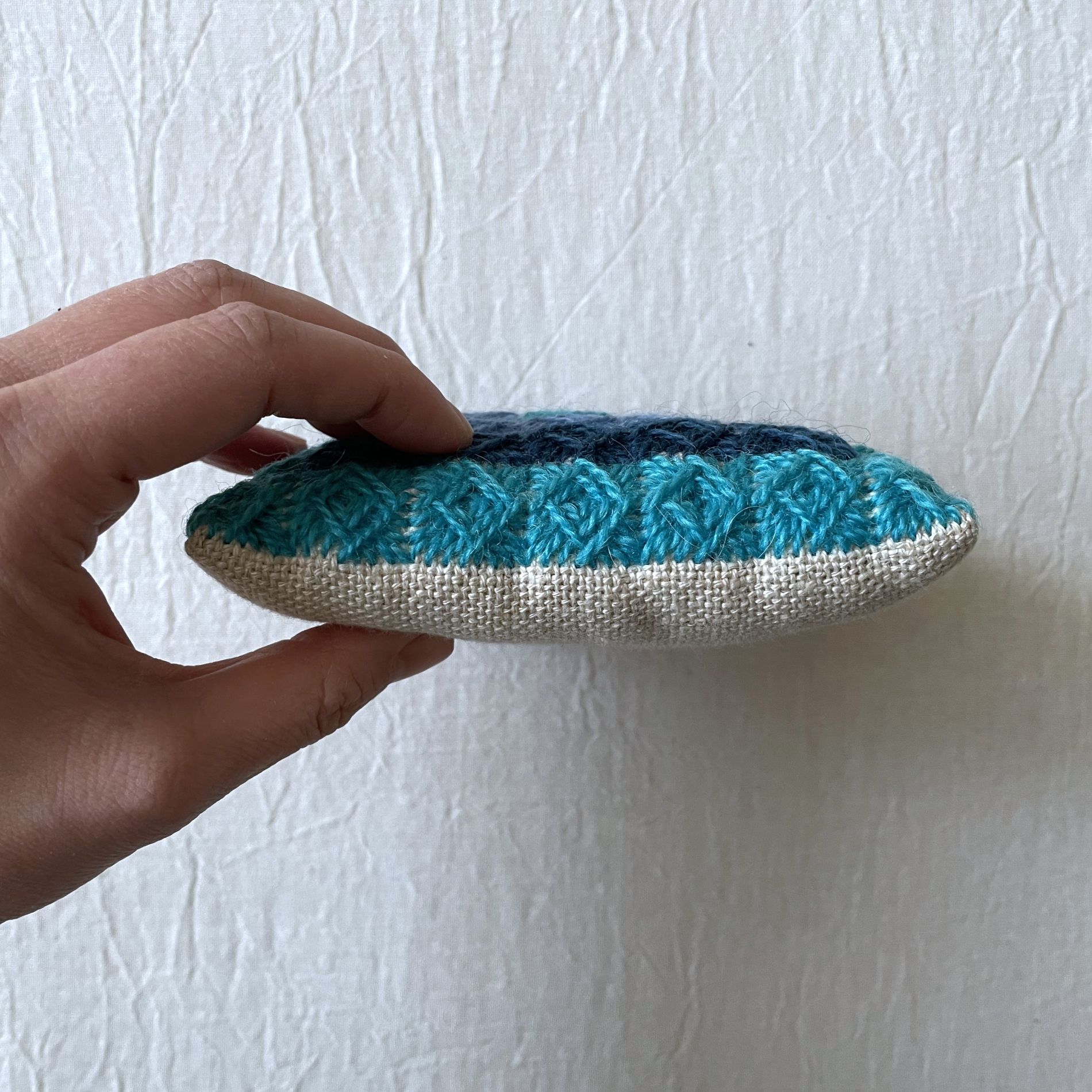 小さなクッション・手刺繍 / 北欧テキスタイル・Made in Sweden - 画像 (5)