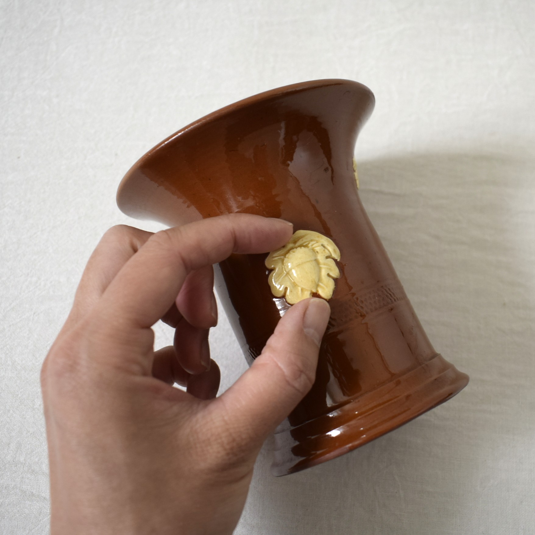 テラコッタの花瓶・どんぐりと花 / Tillinge Fajansfabrik / スウェーデン - 画像 (12)