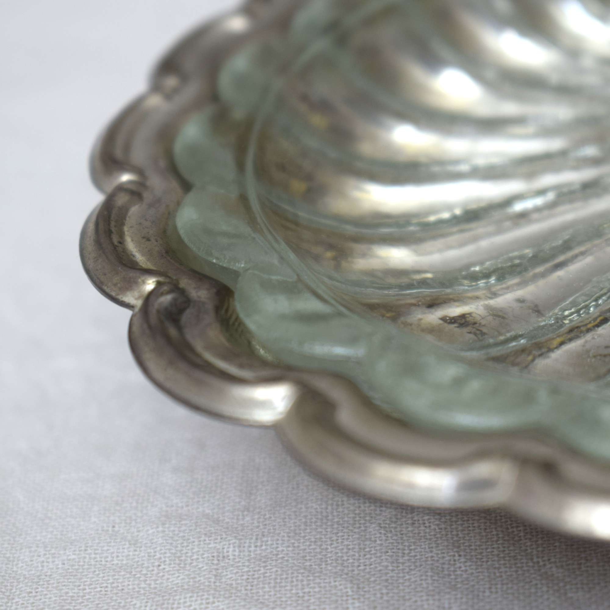 シェル型のトレイ・ガラス付き / Hugo Silver Plated - 画像 (2)