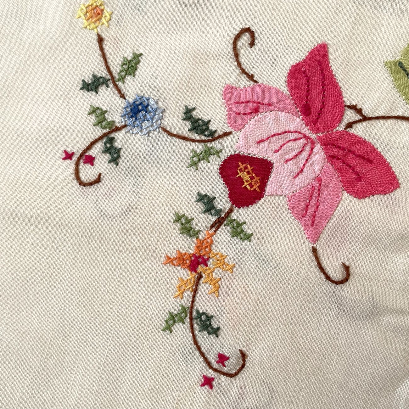 テーブルクロス・クロスステッチ / 刺繍絵・北欧テキスタイル
