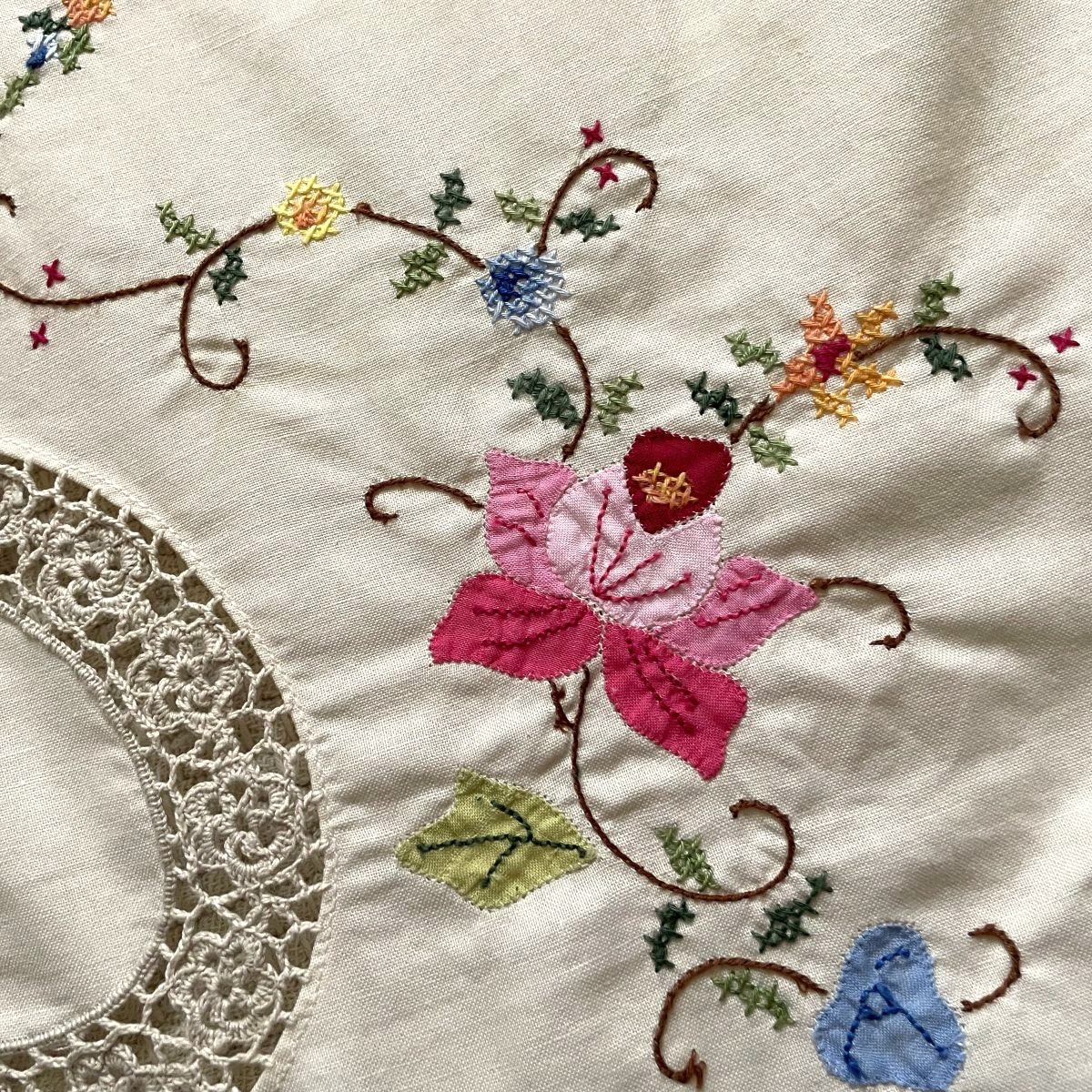 テーブルクロス・クロスステッチ / 刺繍絵・北欧テキスタイル - 画像 (2)