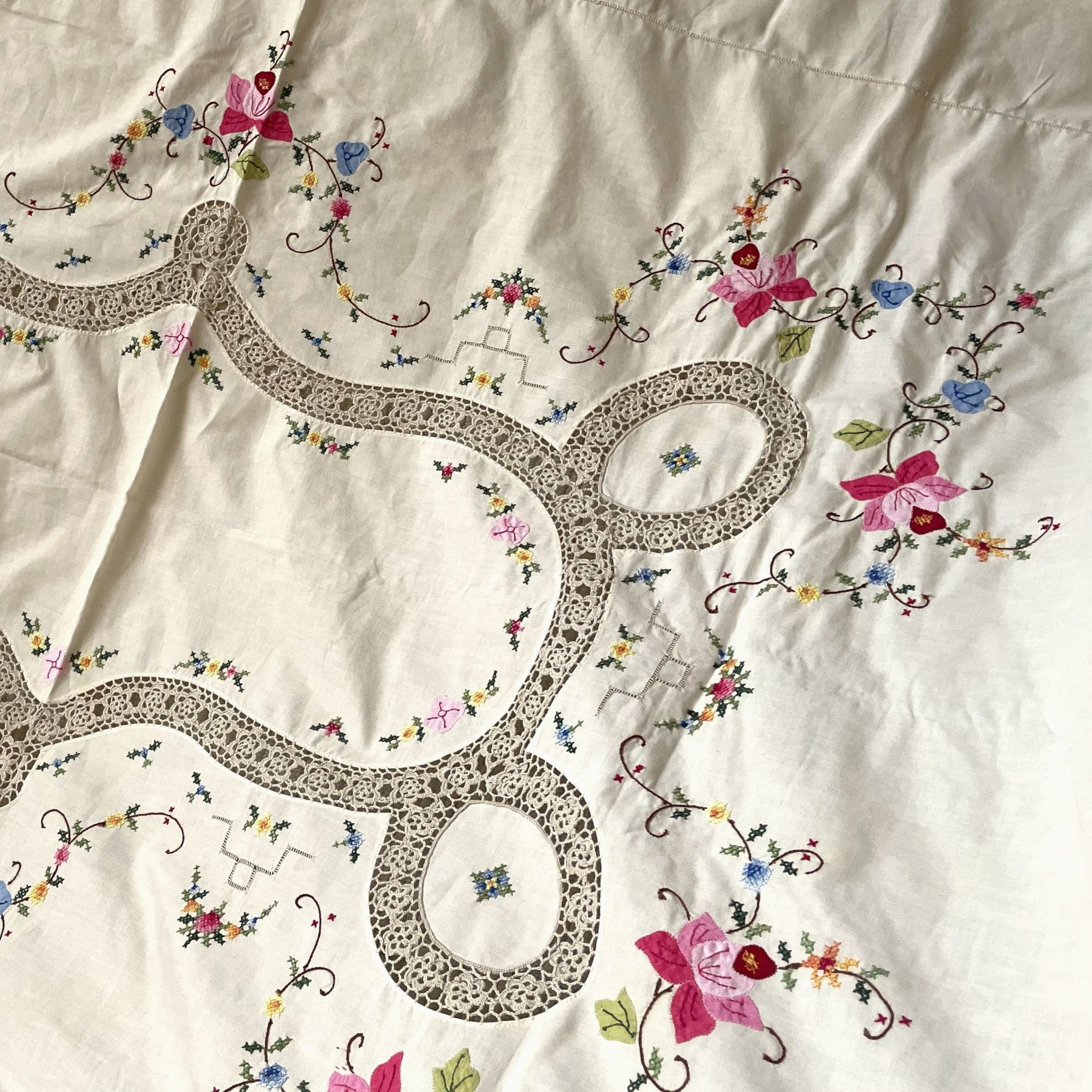 テーブルクロス・クロスステッチ / 刺繍絵・北欧テキスタイル - 画像 (4)